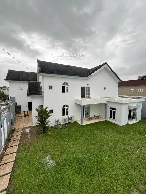 Villa duplex 8 pièces avec piscine — Angré Bessikoi