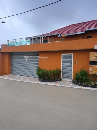 Villa duplex 8 pièces avec piscine et jardin — Cocody Angré Cité Pivoine