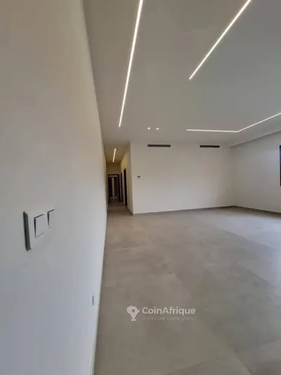 Appartement 3 pièces avec dépendance — Abidjan Plateau