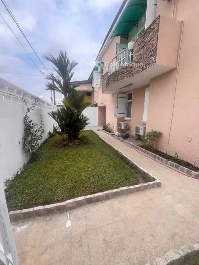 Villa duplex 4 pièces avec garage — Cocody Cité Rosier