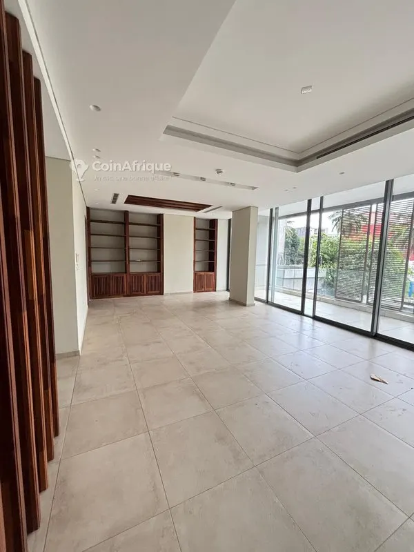 Appartement 3 pièces plus avec terrasse — Marcory Zone 4