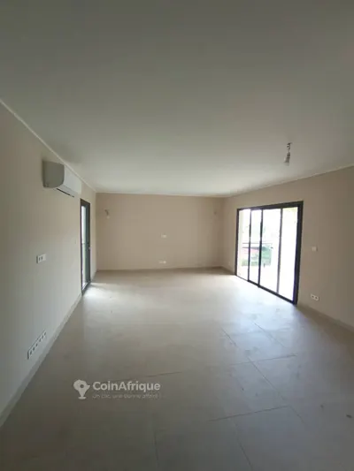 Appartement standing 3 pièces avec balcon — Marcory Zone 4