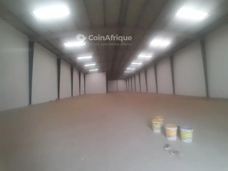 Entrepôt 1260 m² avec cour — Zone industrielle PK24