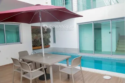 Villa triplex meublée 4 pièces avec piscine — Marcory Résidentiel