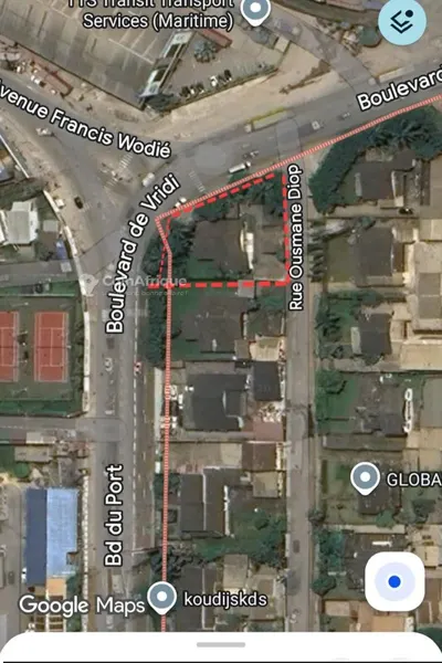 Terrain commercial 1191 m² à l'angle de 3 voies — Treichville