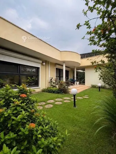 Villa duplex 6 pièces avec dépendances — Cocody Riviera Attoban