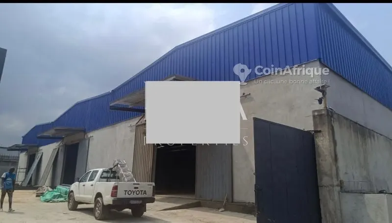 Entrepôt 1000 m² avec mezzanine — Yopougon Zone Industrielle