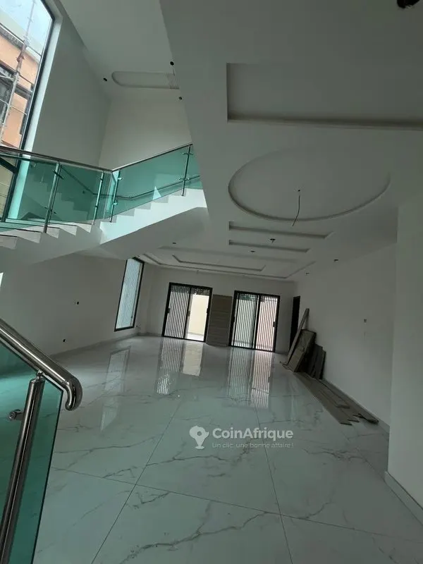 Villa triplex 7 pièces avec piscine — Cocody M'badon
