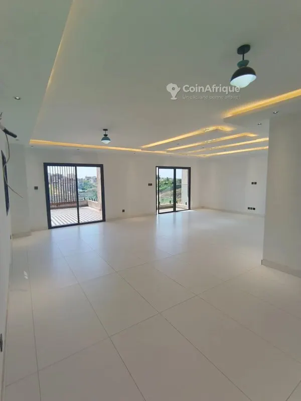 Villa triplex 8 pièces avec piscine — Fékéssé Cité Oribat