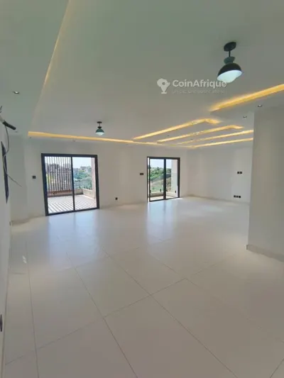 Villa triplex 8 pièces avec piscine — Fékéssé Cité Oribat