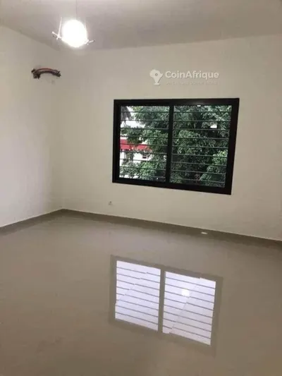 Location appartement 4 pièces  deux Plateaux non loin de sococe