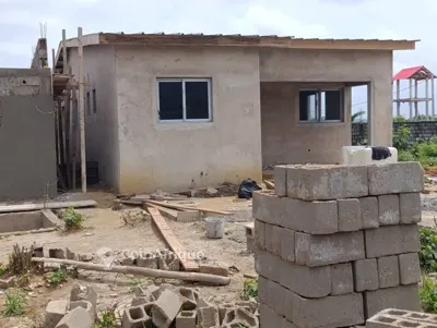 Vente villa basse 4 pièces en à Bingerville derrière mère et enfant