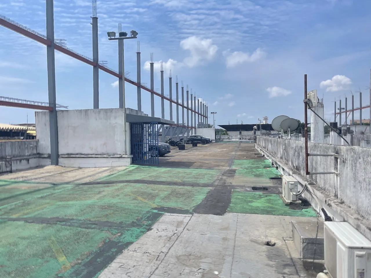 Centre commercial 106 magasins avec parking — Treichville
