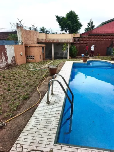 Villa 8 pièces avec piscine — Vallon Cité Lemania