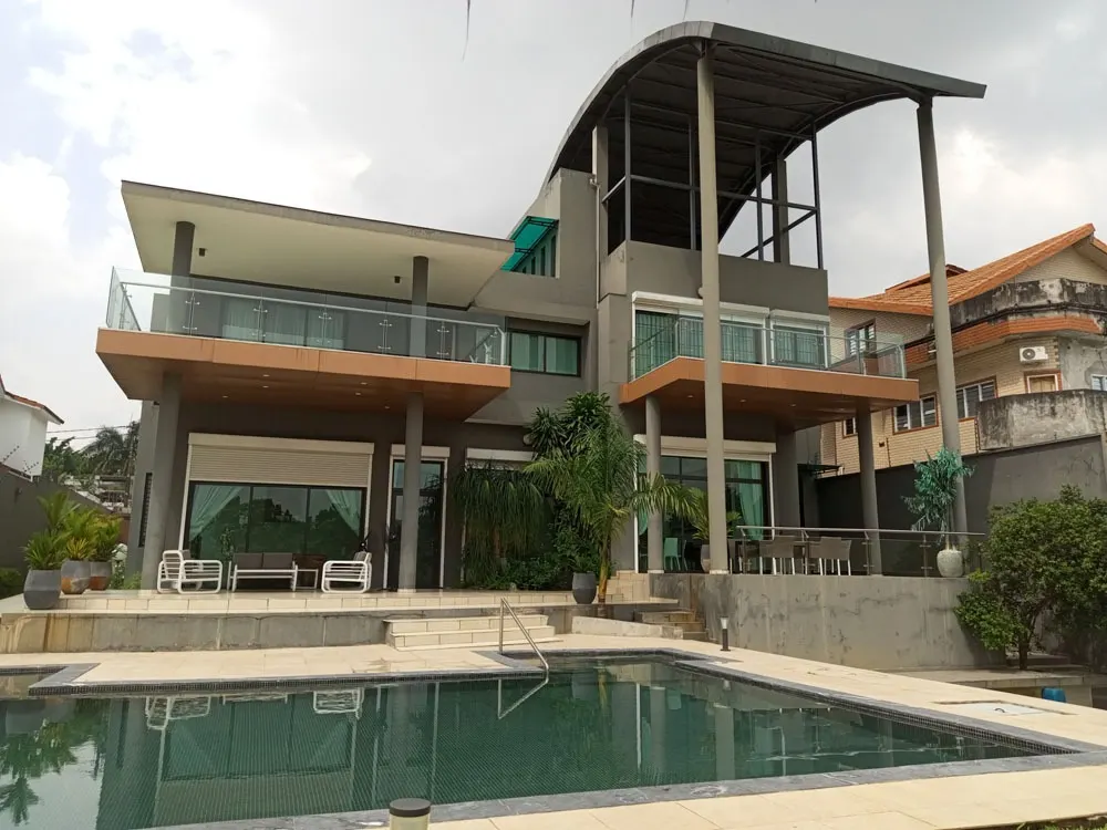 TRIPLEX 2220m2 17PIECES+PISCINE+SOUS SOL 2PLATEAUX VALLON