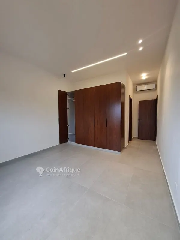 Appartement 3 pièces avec dépendance — Abidjan Plateau