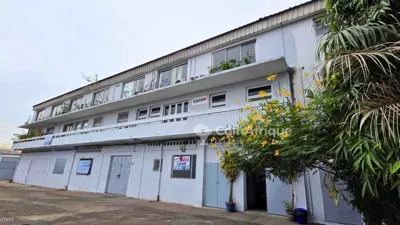 Local commercial 725 m² avec parking — Treichville