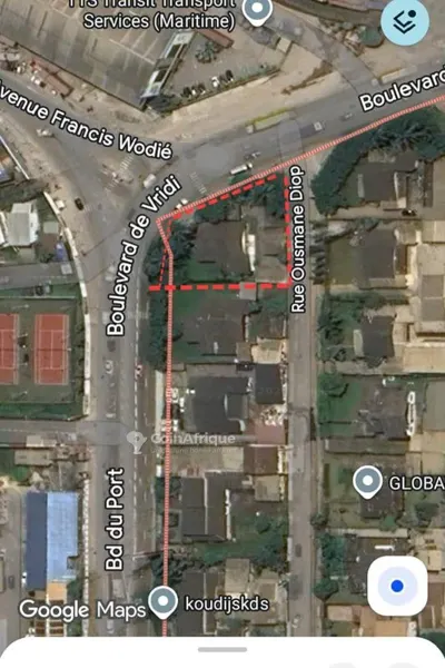Terrain d'angle 1191 m² avec bâtisse — Treichville Cité du Port