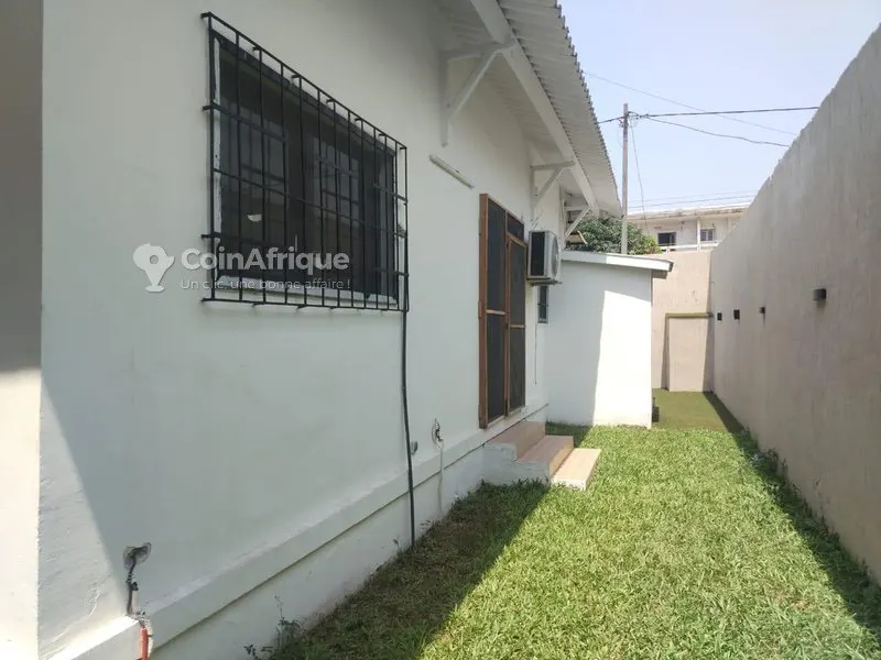 Villa basse 3 chambres avec garage — Treichville Zone 3