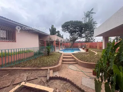 Villa basse 4 chambres avec piscine — Plateau Vallon