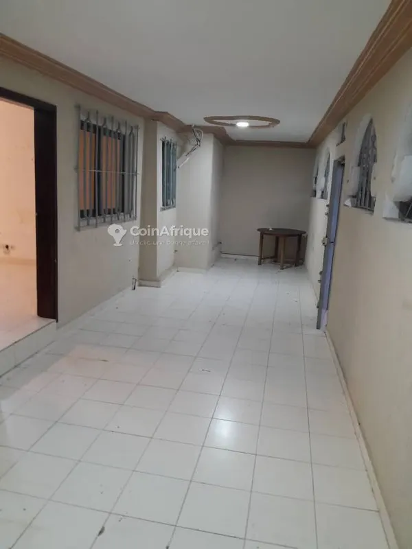 Villa 4 pièces avec dépendance — Cocody Angré Djibi