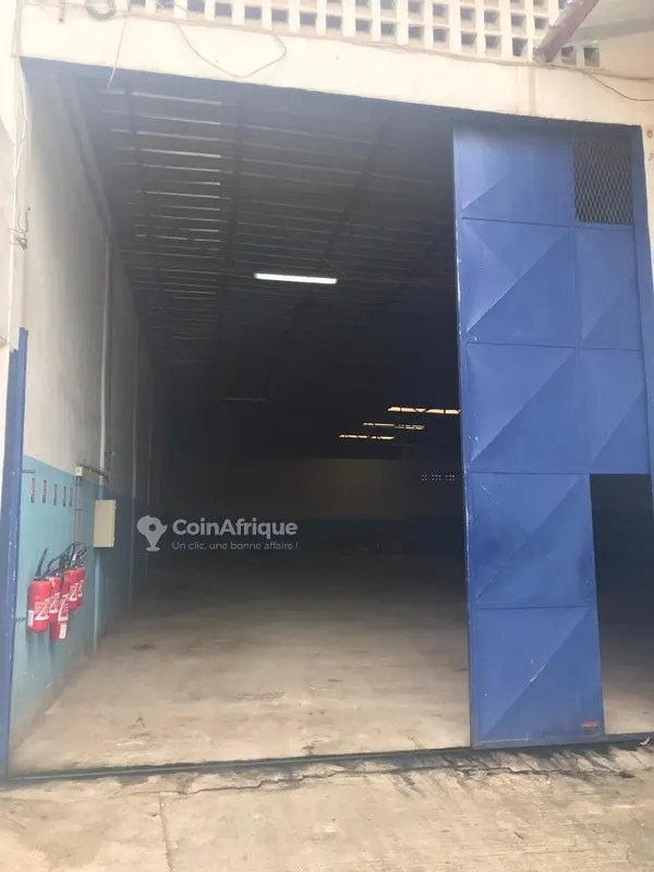 Entrepôt 1250 m² couvert + 3500 m² de cours — Nouvelle Zone Industrielle