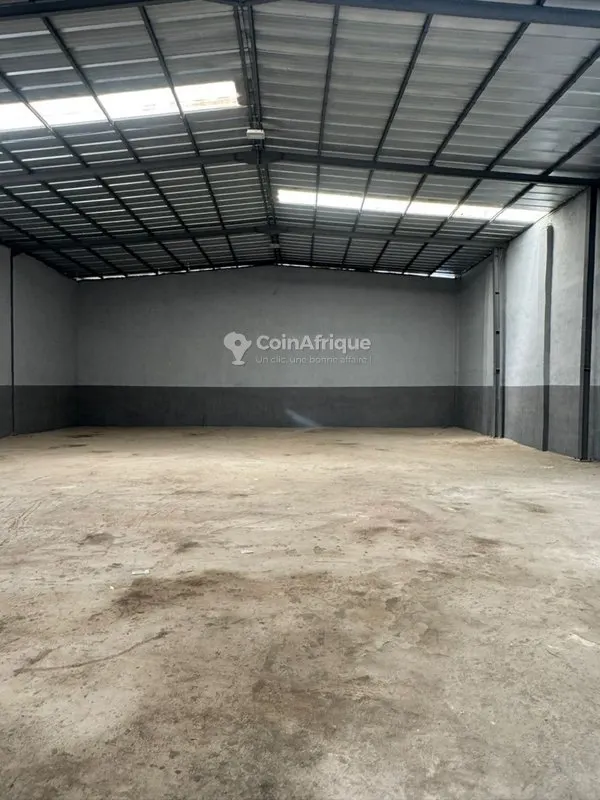 Entrepôt 450 m² avec 2 bureaux — Koumassi